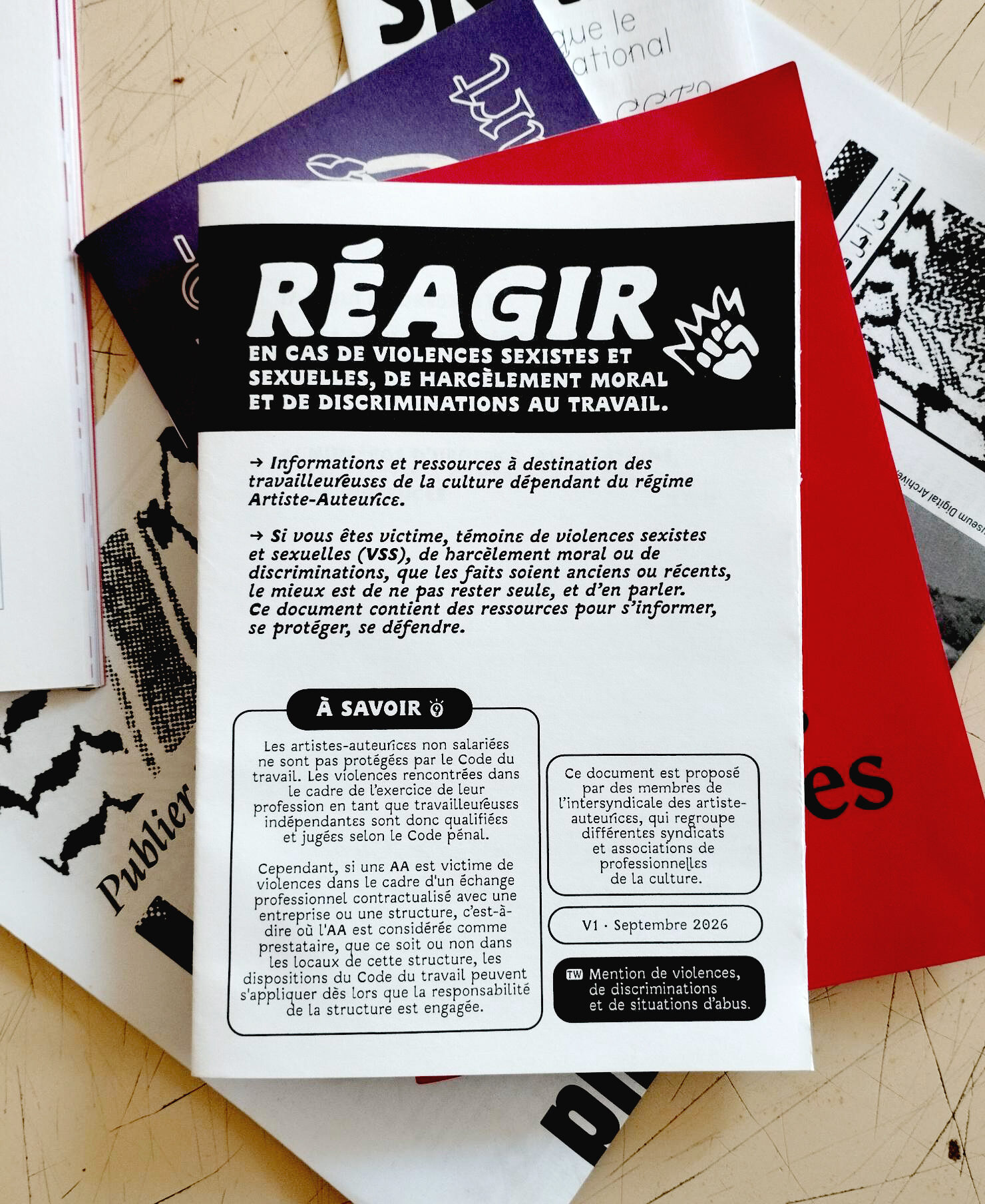Brochure "réagir" format a5, posée sur d'autres brochures militantes.